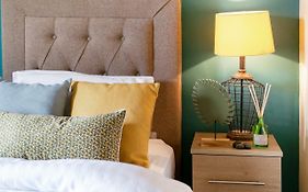 Stylish Cottage - Parking - Garden - Sleeps 6